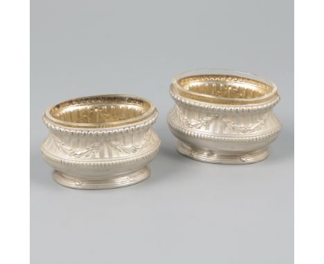 2-piece set of salt cellars (Paul Devaux, Paris ca. 1905) silver. Equipped with a.o. garlands and gaudrons. The inside is gil