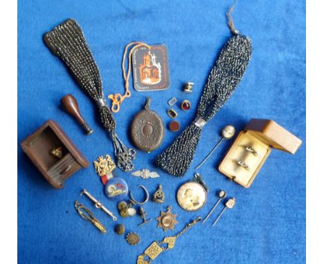 Collectables, a quantity of jewellery and collectable items to include a 9ct gold ring (for scrap, 4.7g), a large Victorian s