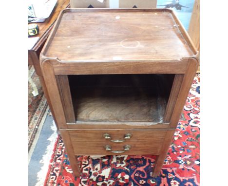 A GEORGE III MAHOGANY TRAY TOP COMMODE 