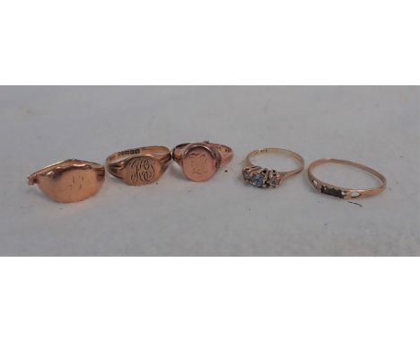 A 9CT GOLD THREE-STONE DRESS RING and a collection of (worn or damaged) 9ct rings 13 g approx