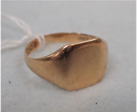 AN 18CT GOLD SIGNET RING 