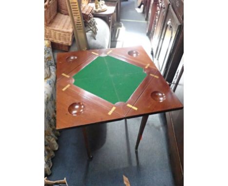 AN EDWARDIAN MAHOGANY ENVELOPE CARD TABLE 