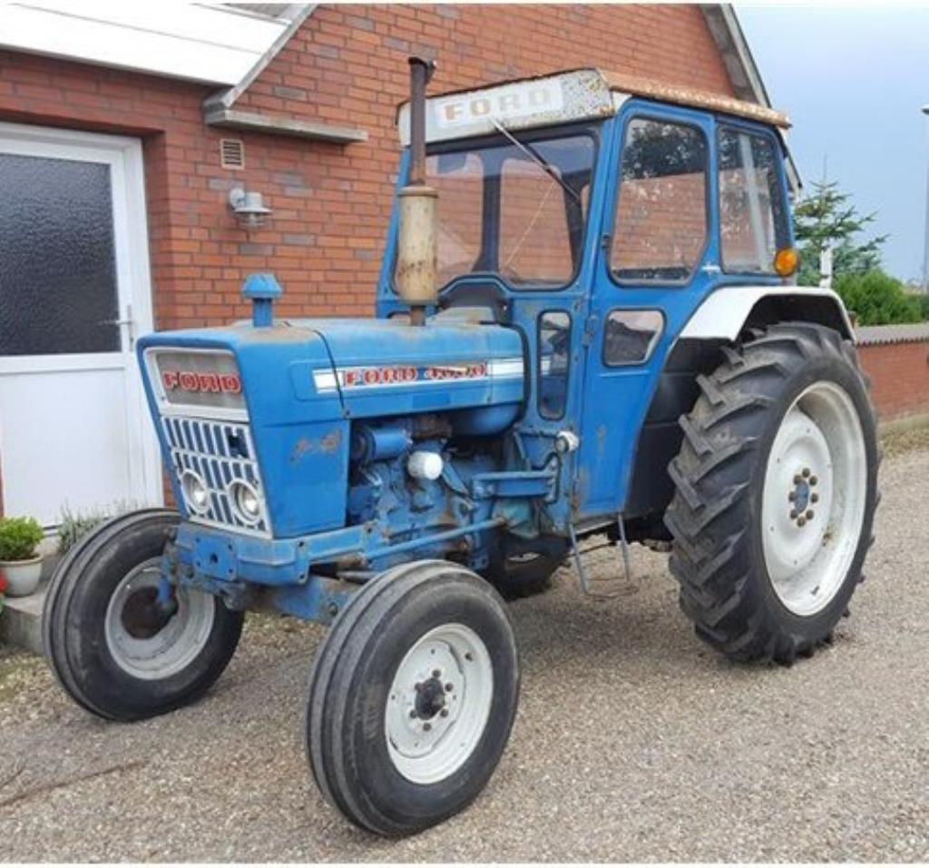 FORD 4000 diesel TRACTOR Fitted with a cab and appearing in straight ex ...