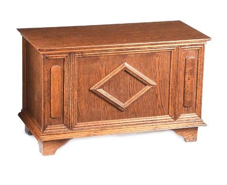 OAK BLANKET CHEST WITH HINGED LID AND PANELLED FRONT.RAISED ON BRACKET FEET.HEIGHT: 19 INCHES.WIDTH: 30 INCHES.DEPTH: 15 INCH