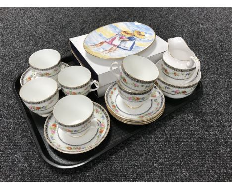 A tray of fourteen piece Grosvenor Old English china  tea service together with two boxed Royal Worcester plates 