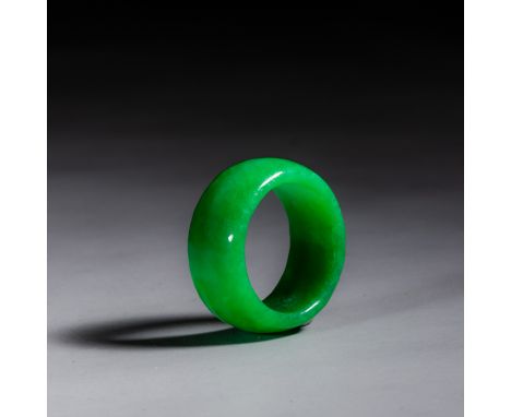 Jade thumb ring from Qing dynasty    Diameter：2.7cmDiameter：1.9cmWeight：9g