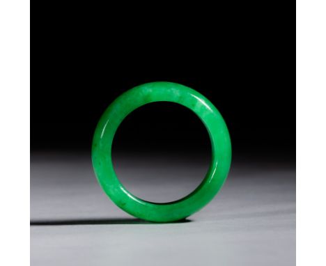 Jade thumb ring from Qing dynasty    Diameter：3cmDiameter：2.1cmWeight：8g