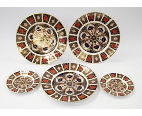 Three large Royal Crown Derby 1128 Imari plates, first quality and two 1128 Imari side plates, both first quality