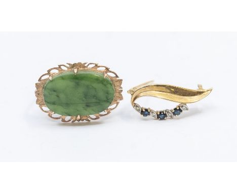A collection of 9ct gold jewellery to include a diamond and sapphire brooch, length approx 25mm, along with a Nephrite jade m
