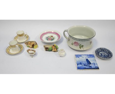 A collection of ceramics to include: one cracked Clarice Cliff Newport Pottery, Burslem plate with flower pattern; an Amherst