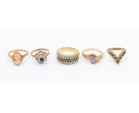 A collection of 9ct gold rings to include a a multi stone ring set with emerald, ruby sapphire and diamond, size Q, a sapphir