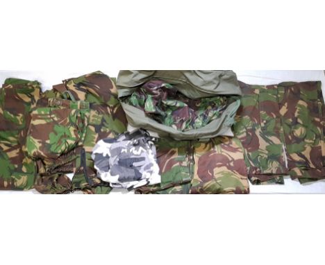 BRITISH ARMY HOLDALL BAG CONTAINING DUTCH AND BRITISH WOODLAND DPM TROUSERS AND SHORTS (SOME WATERPROOF)