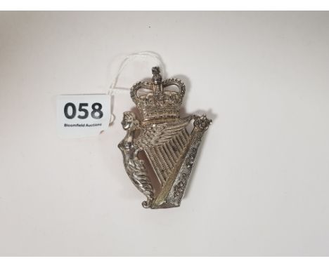VINTAGE SILVER COLOURED QC ROYAL IRISH REGIMENT CAUBEEN CAP BADGE
