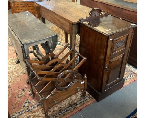 Edwardian simulated rosewood bedside pot cupboard with arch cresting, single door with moulded panel on platform base.  40cm 