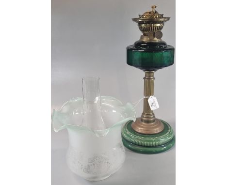 Early 20th century double oil burner lamp having frilled frosted and etched glass shade above a green glass reservoir standin