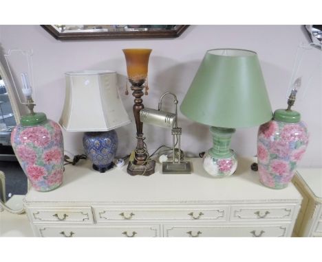 Four assorted table lamps together with an Art Deco style table lamp with glass shade and a metal desk lamp