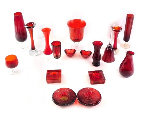 A small collection of ruby tinted glass, to include small bowls, vases, etc. (1 tray) 