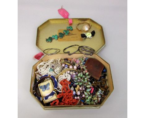 Mixed collection of costume jewellery to include a malachite shamrock bracelet (af), white metal serpent bangle, further East