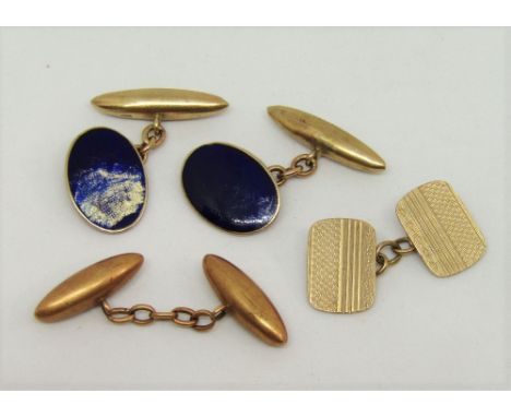 Four gold cufflinks; a 9ct pair (af), a single 15ct torpedo example and a single engine turned 9ct example, 13.4g total (4)