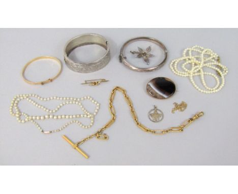 Mixed antique costume jewellery to include a 9ct bar brooch with applied rose head, 9ct polished agate brooch, 9ct fine link 