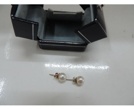 Pair of 9ct Gold Pearl Stud Earrings 