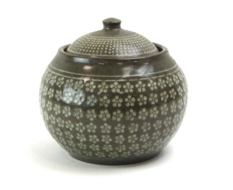 Motoko Wakana (b.1962), a ceramic pot and cover decorated with floral style motifs, monogram to the base, h. 19 cm CONDITION 