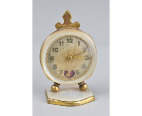 AN EARLY 20TH CENTURY LADIES DRESSING TABLE TIMEPIECE, the engine turned dial with cut out heart shape to base revealing pend