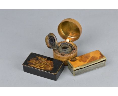 AN EARLY 20TH CENTURY TRAVELLING INK WELL, together with a 19th Century horn and tortoiseshell snuff box and a 19th Century e