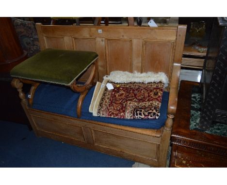 AN EARLY 20TH CENTURY PINE HALL SETTLE, with hinged lid compartment and removable cushion