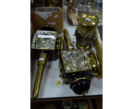 A PAIR OF 20TH CENTURY BRASS CARRIAGE LAMPS, stamped 'Carriage Lamps Ltd Est 1936', together with a small brass six sided lam