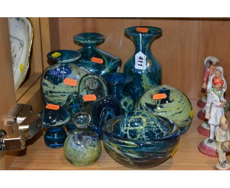 A MIXED GROUP OF MDINA GLASS, to include a pulled lobe vase approximately 15cm, a sidestripe vase, a knot sculpture with an i