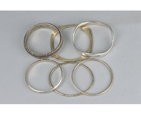 A HAMMERED SILVER BANGLE, approximately 15.2 grams, two white metal bangles stamped 925, approximate gross weight 42.8 grams 