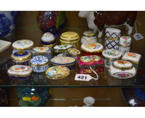 A GROUP OF VARIOUS PILL/TRINKET BOXES, to include Limoges, Delprado, Toyo Kenning & Spencer enamels etc (19)