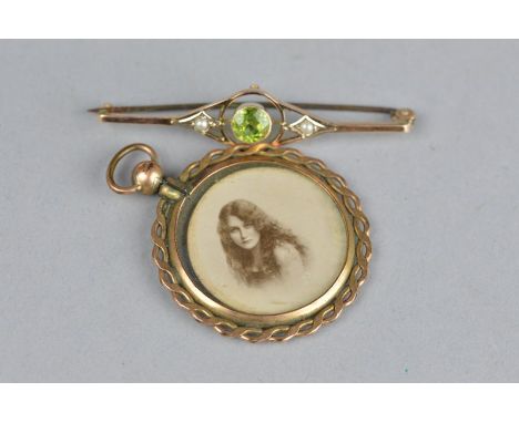 AN EDWARDIAN PERIDOT AND SEED PEARL YELLOW METAL BAR BROOCH, the central peridot within openwork design measuring approximate