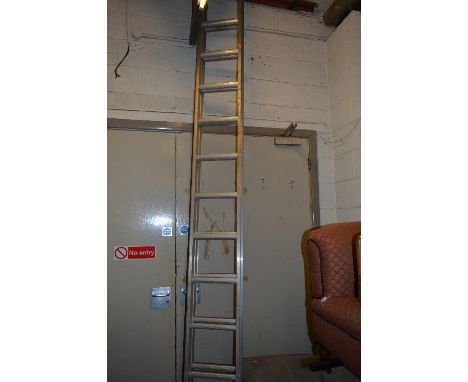 AN ALUMINIUM EXTENSION LADDER, 350cm closed
