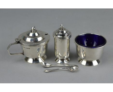 A GEORGE VI THREE PIECE SILVER CRUET, Birmingham 1947, Haseler & Restall, blue glass liners, associated spoon and EPNS spoon,