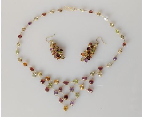 A tutti-frutti bib necklace with matching earrings on yellow gold, 37 cm, 14g