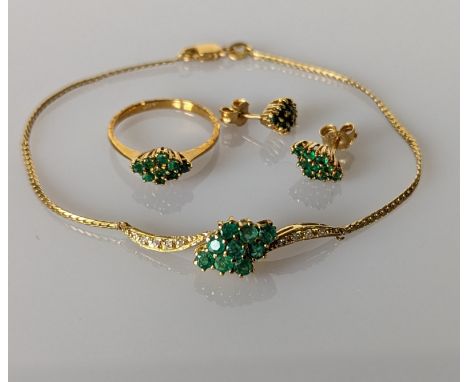 An emerald and yellow gold bracelet, earrings and ring set, stamped 750, 7.8g