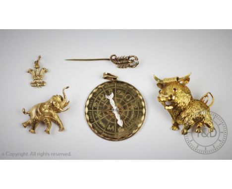 A collection of mixed gold jewellery, to include; a 9ct gold novelty bull brooch with stone set eyes, a 9ct gold horoscope di