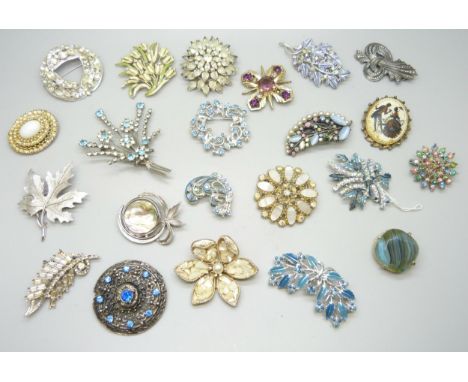 A collection of vintage costume brooches 