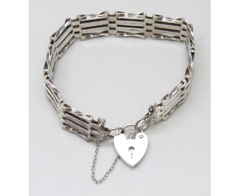 A silver gate bracelet, 15g, 1.3cm link width