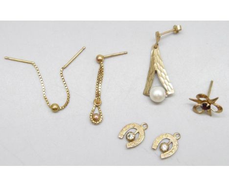 A 9ct gold flower stud earring, together with yellow metal pieces, 2.1g total