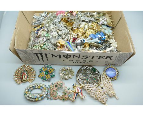 A large collection of vintage costume brooches 