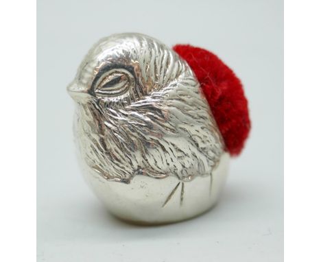A small novelty silver pin cushion in the form of a bird, 2.4cm tall