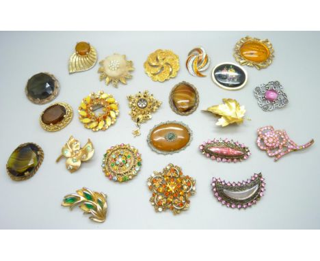 A collection of vintage brooches 