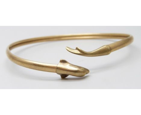 A 9ct gold dolphin bangle, a/f split, 6.7g, 6.5cm