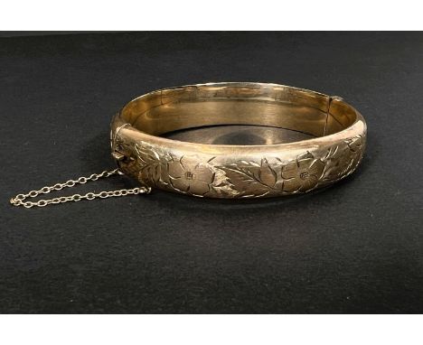 A 9 carat hallmarked gold bangle with chased decoration, 18gm