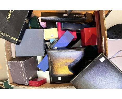 A large selection of various jewellery, ring and other boxes. 