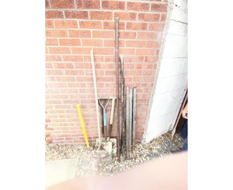 4 Crowbars, 3 shovels, a sledge hammer and 3 long tyre levers.