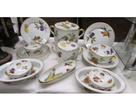 Nineteen pieces of Royal Worcester 'Evesham' pattern tableware. 